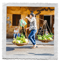 Vietnamienne portant des légumes