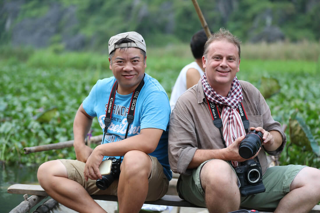 Sylvain et Dung 2 photographes dans une barque.